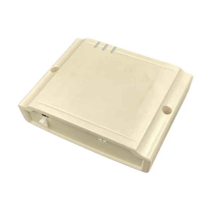 リアクター（クリーム色の箱型の機器）